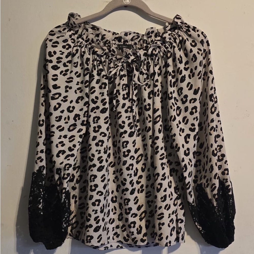 Elegant Black and White Leopard Blouse with Lace Trim - Picture 3 of 15